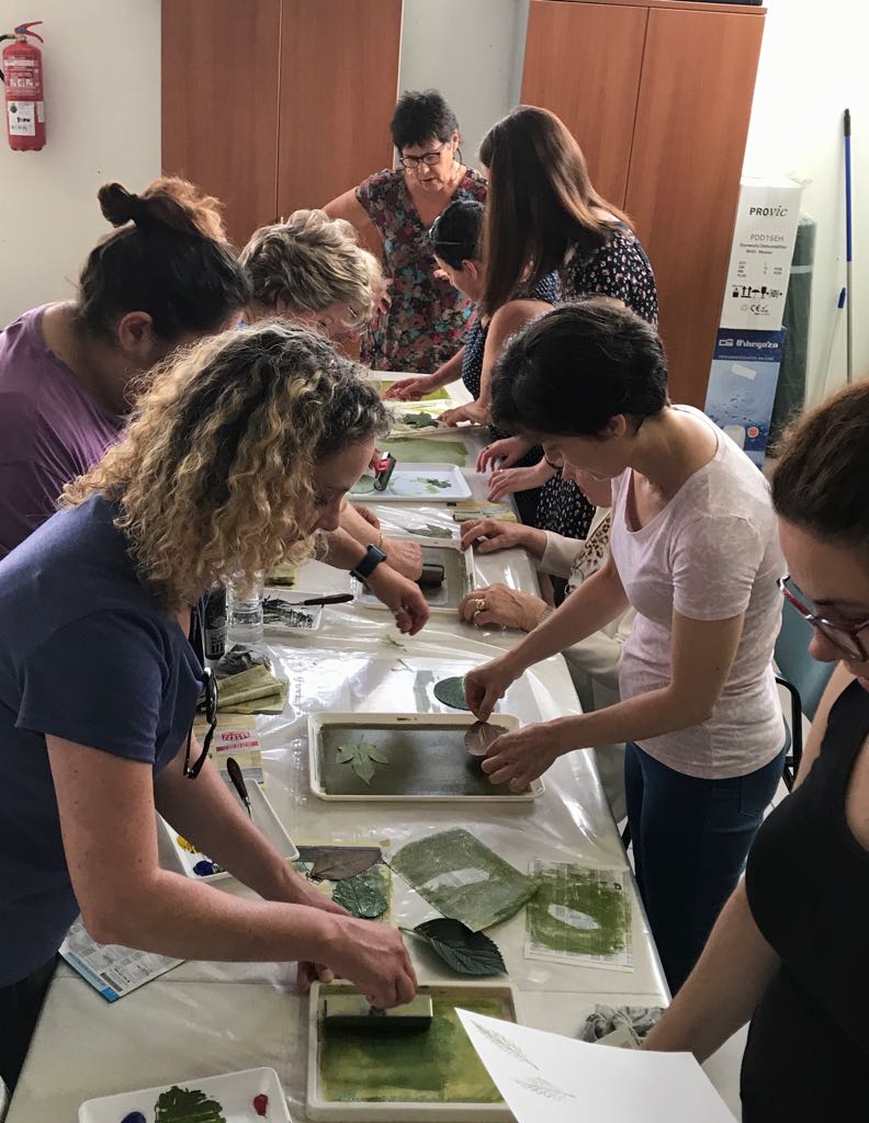 Mujeres en taller de impresión natural 1