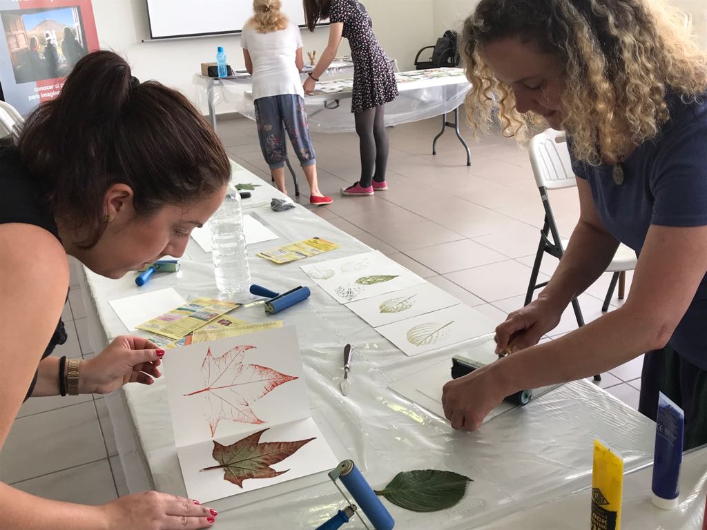 Mujeres en taller de impresión natural 2