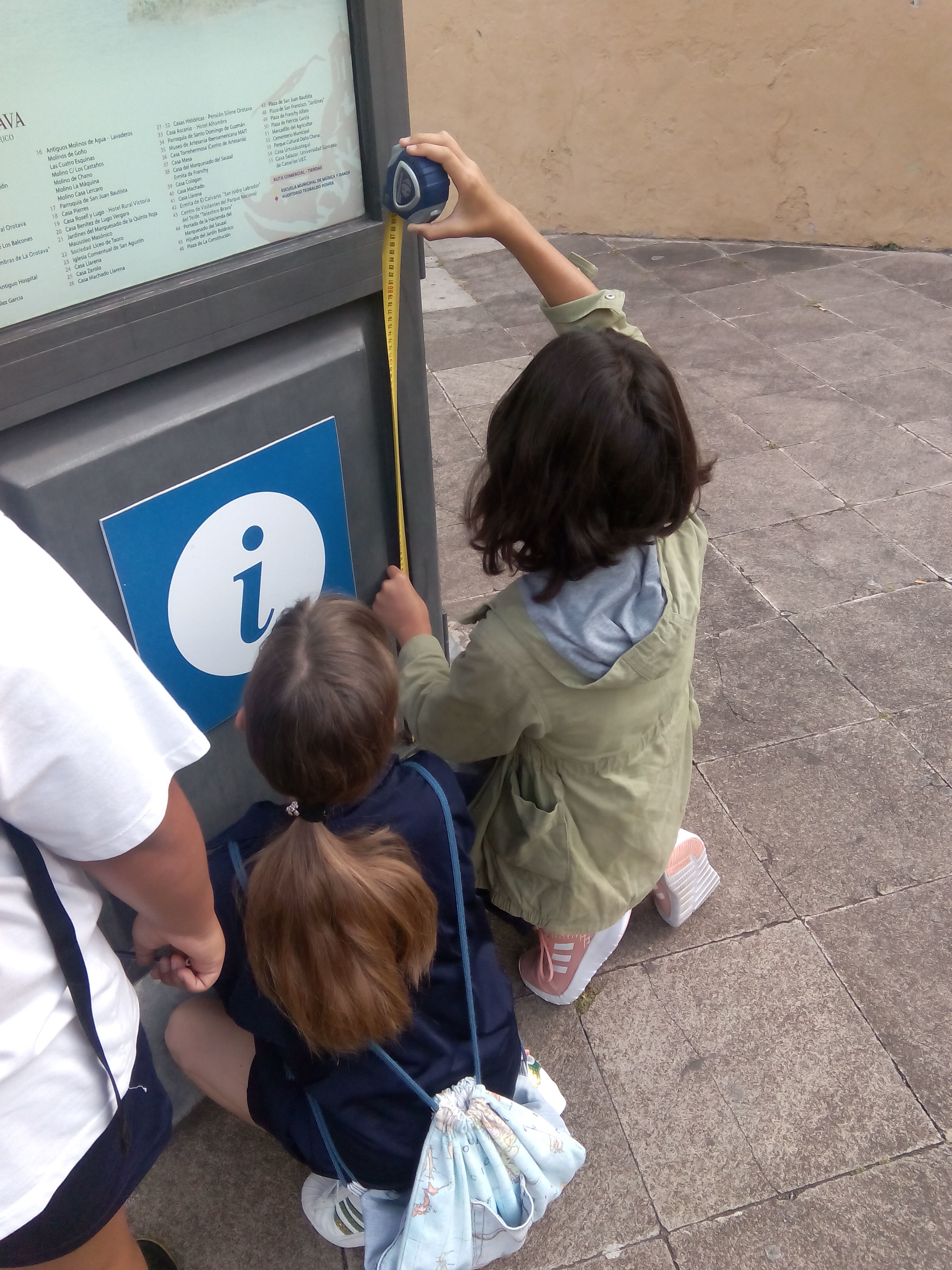 Niños midiendo en La Orotava 1 -Ruta Geométrica-