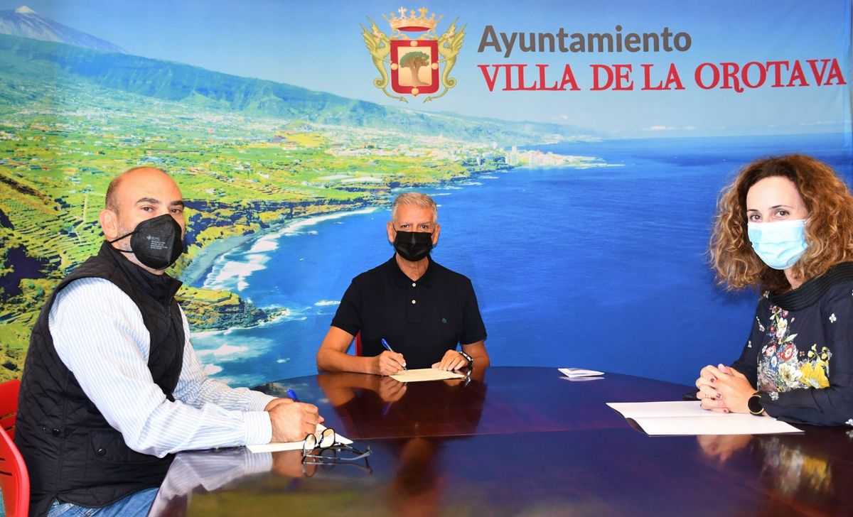 Foto firma convencio colaboración Ayuntamiento La Orotava y Fundoro