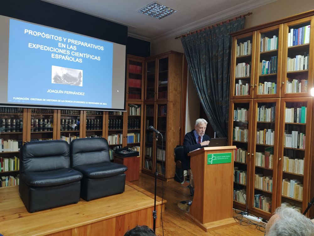 Joaquín dando su conferencia sobre expediciones