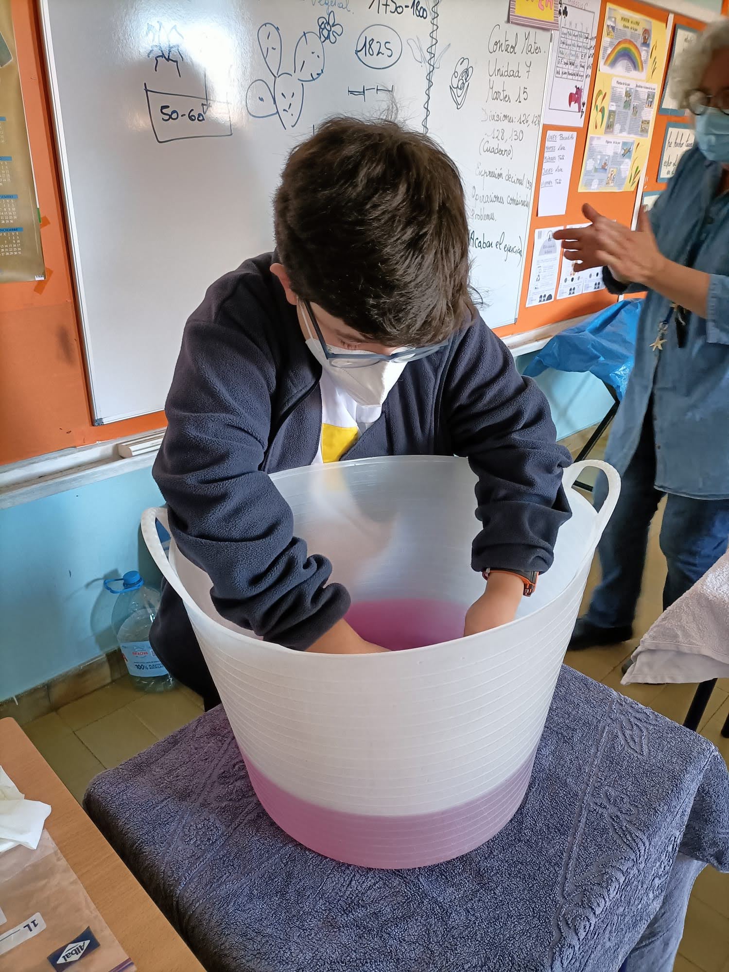 Imagen taller tintes en CEIP La concepción 2