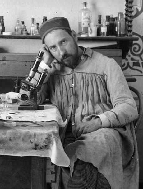 Cajal con un microscopio