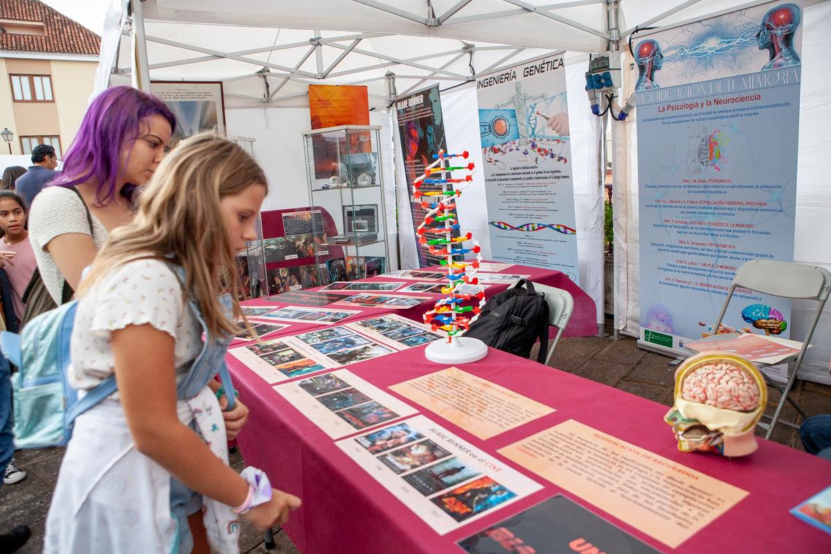 Viendo caseta Feria Ciencia 2022